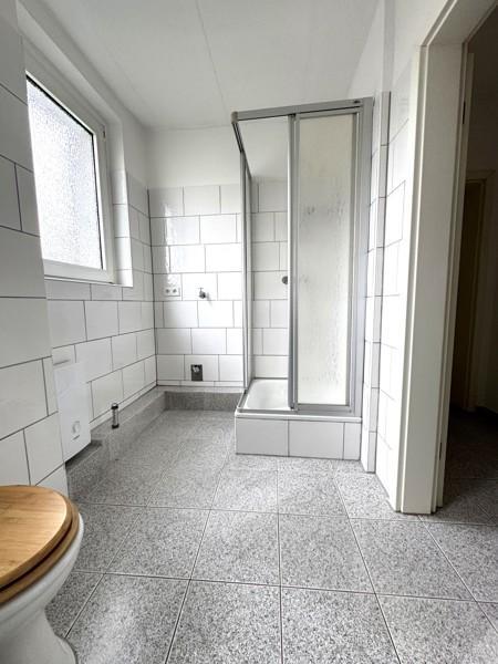 Frisch renovierte 4-Zi.-DG-Whg. mit Tageslichtbad zimmer