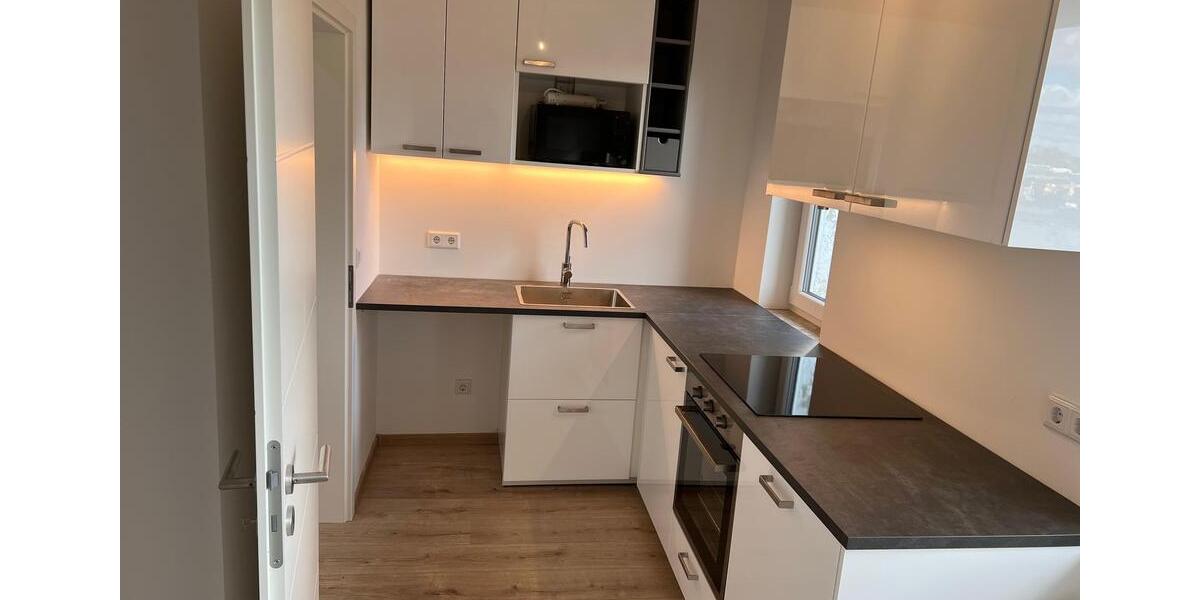 Komplett sanierte DG-Wohnung im Altbau (mit moderner Einbauküche) 3 zimmer