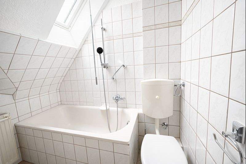 Wohnen mit Komfort: Sanierte DG-Wohnung mit Küche und Loggia im 3-Parteienhaus! 4 zimmer