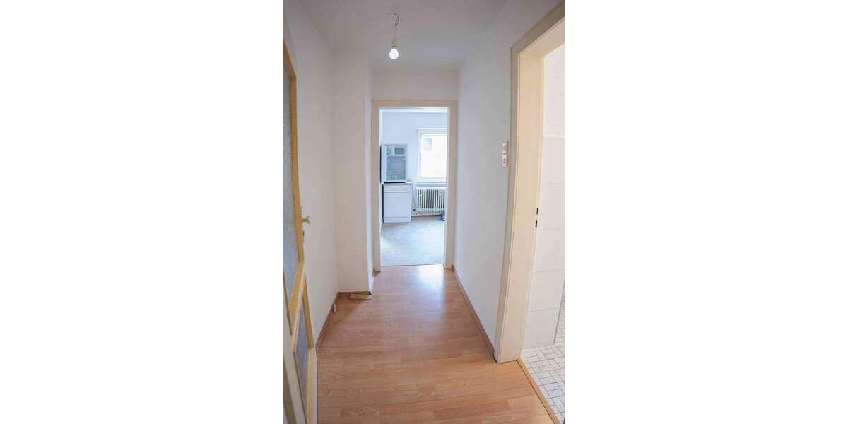 Teilmöbliert & modernisiert: 2 Zimmer im DG mit neuem Bad - ab 15.01.2026 2 zimmer