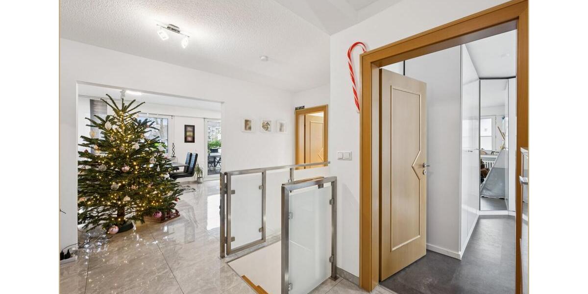 Großzügige 130qm Maisonette-Erdgeschosswohnung mit Garten, Terrasse, Balkon, Garage und Alarmanlage 4 zimmer