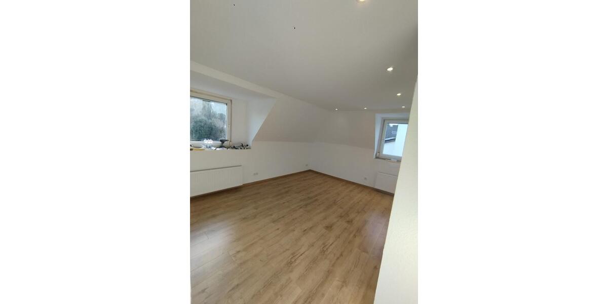 Dachgeschosswohnung ***frisch saniert und Toplage *** 3 zimmer