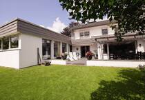 Großzügiges individuelles Einfamilienhaus mit großer teilüberdachter Terrasse und herrlichem Garten