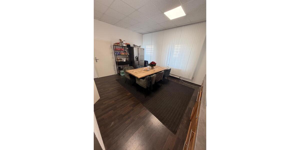 Lagerfläche mit Büroräumen – ca. 150–160 m² zimmer