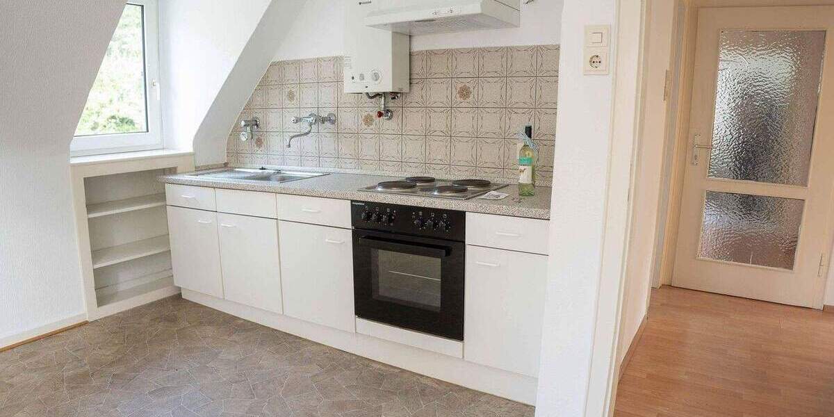 Teilmöbliert & modernisiert: 2 Zimmer im DG mit neuem Bad - ab 15.01.2026 2 zimmer