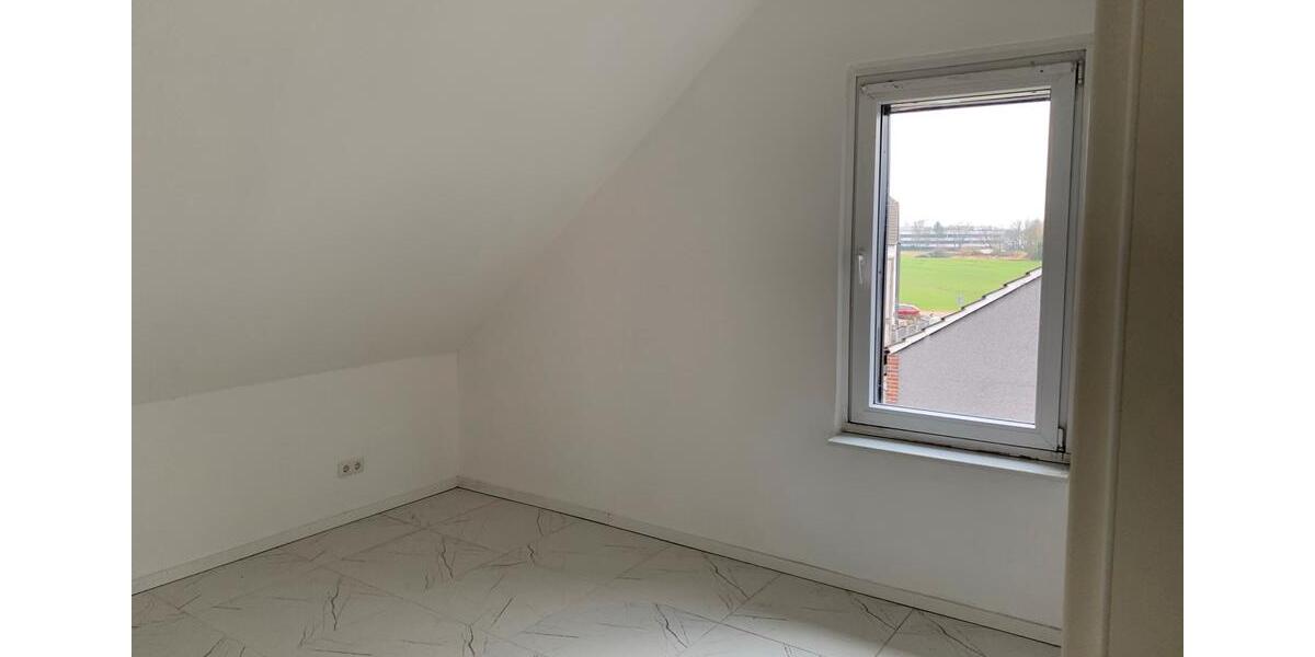 Dachgeschoßwohnung Oberhausen Schmachtendorf - 4 Zimmer, 85 m&sup2;, 600&euro; | Angebot:26670217