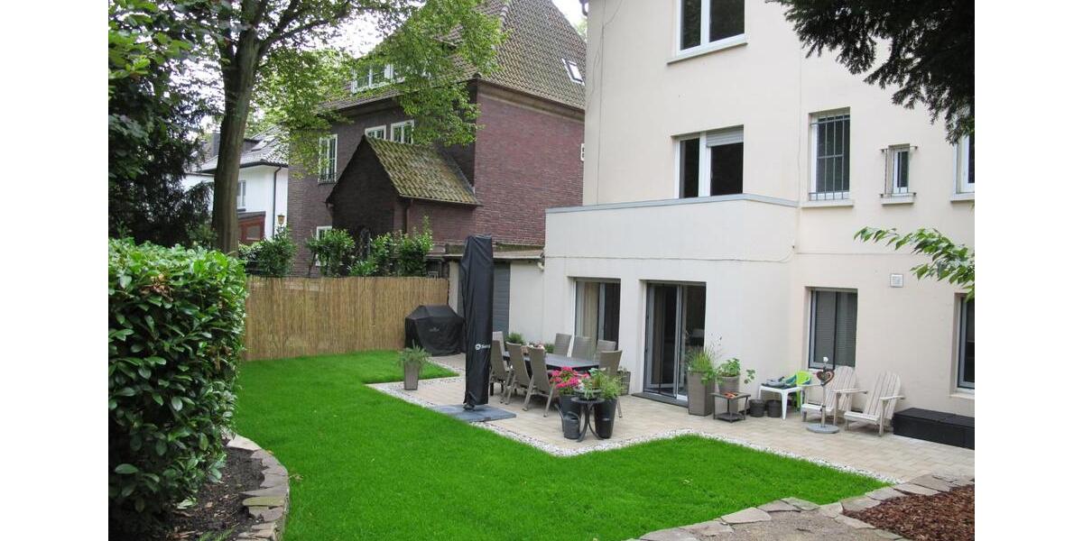 Stadtvilla in Bestlage, eine Wohnung pro Etage, Gartenmitnutzung 3.5 zimmer