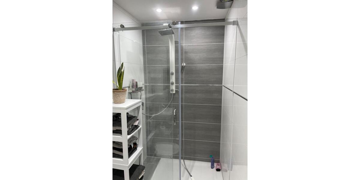 Voll Möblierte, Helle, kernsanierte 1,5-Zimmer-Wohnung zimmer