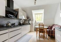 Gemütliche DG-Wohnung mit hochwertiger EBK, Fensterbad, Stellplatz und Top ÖPNV-Anbindung