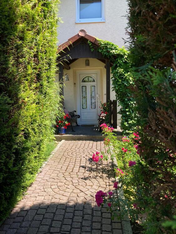 2 Wohnungen im Einfamilienhaus | Garage, Terrasse u. Balkon