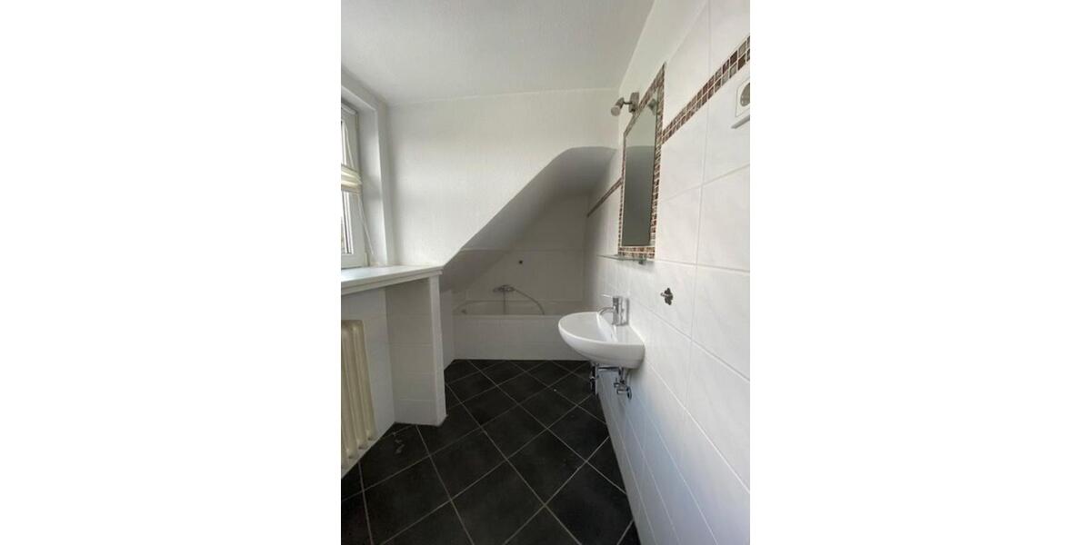 SCHÖNE HELLE DG-WOHNUNG renoviert IN SUPER LAGE 4 zimmer