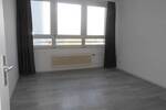 3-Zimmer-Wohnung + Loggia! Renoviert, separate Küche, Wannenbad, neuer Boden, Aufzug
