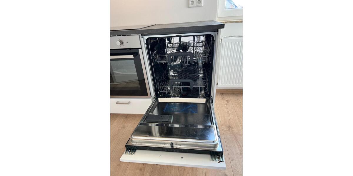 Komplett sanierte DG-Wohnung im Altbau (mit moderner Einbauküche) 3 zimmer