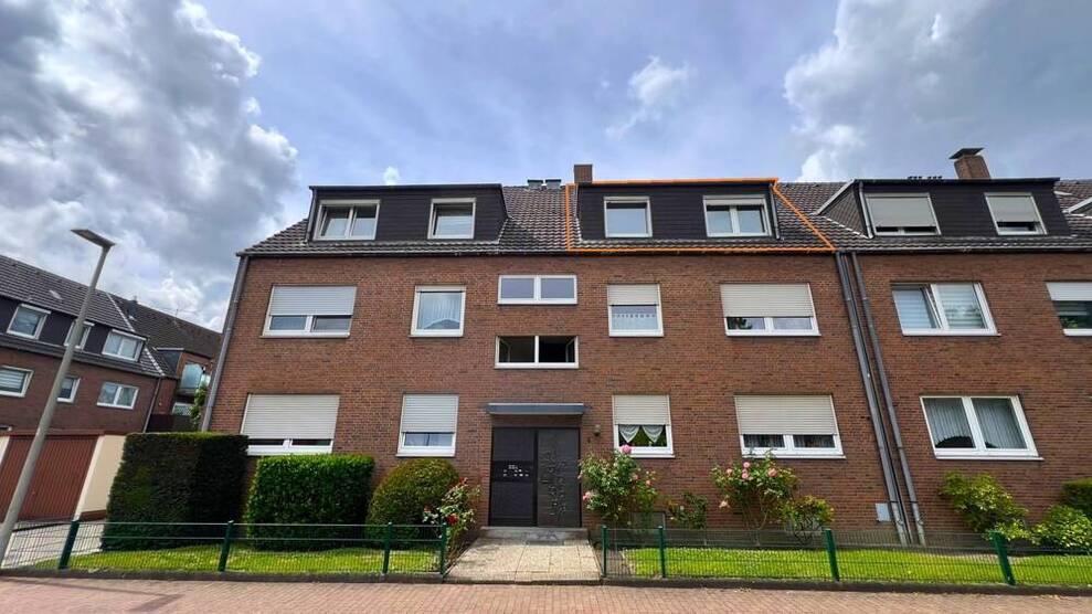 Helle Dachgeschoßwohnung in Oberhausen-Buschhausen mit offener Küche, modernem Bad und Garage!