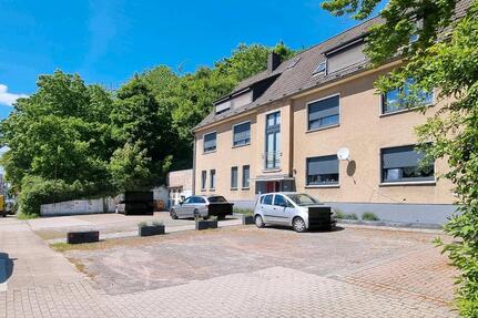Freistehendes Mehrfamilienhaus mit Gewerbe Anbau