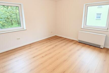 **Frisch renoviert: +neuer Laminat +weiße Wände +neues Tageslichtbad +gemütlich** 2 zimmer