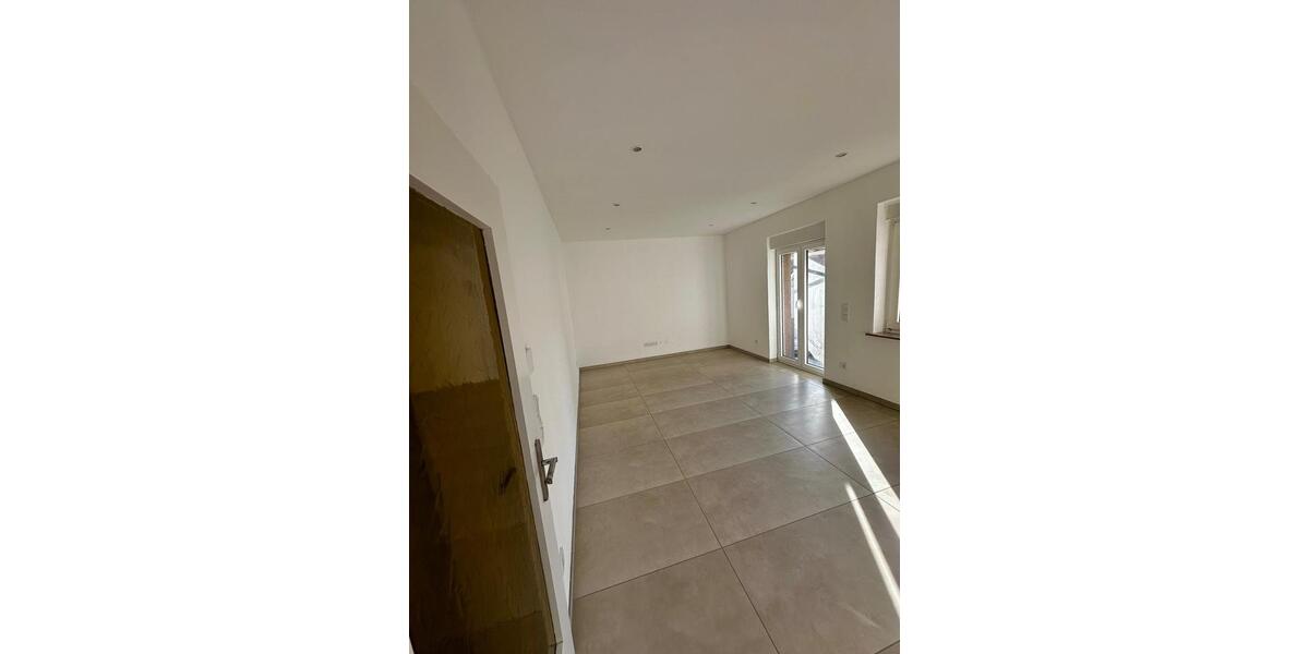 Kernsanierte Erdgeschosswohnung mit Einbauküche und Terrasse 2 zimmer