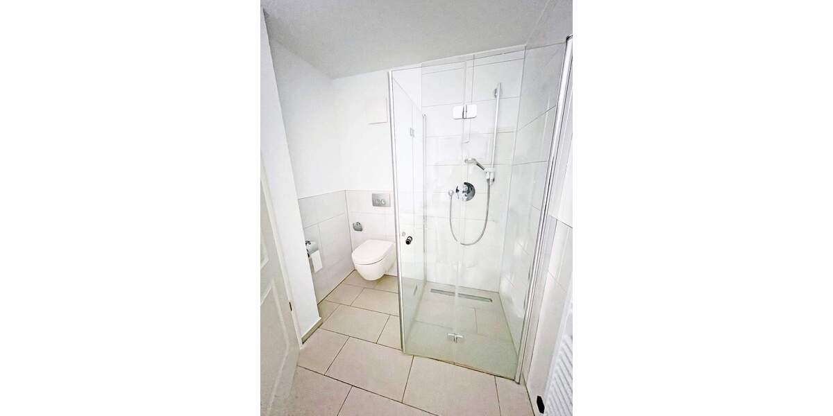 Sehr gepflegte Wohnung mit Küche, Aufzug und Tiefgarage 2 zimmer