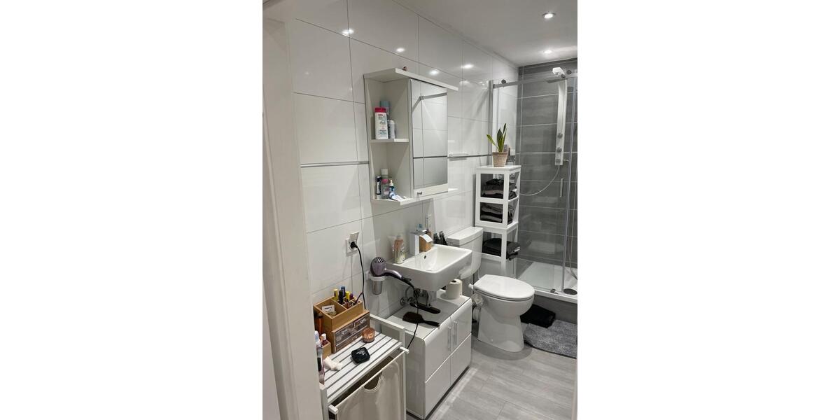 Voll Möblierte, Helle, kernsanierte 1,5-Zimmer-Wohnung zimmer