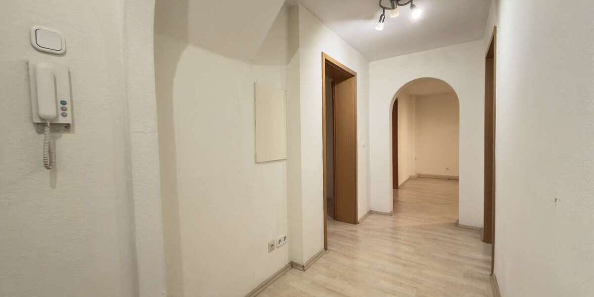 Gepflegte 3,5-Zimmer-Dachgeschosswohnung mit Einbauküche und Garage 3.5 zimmer