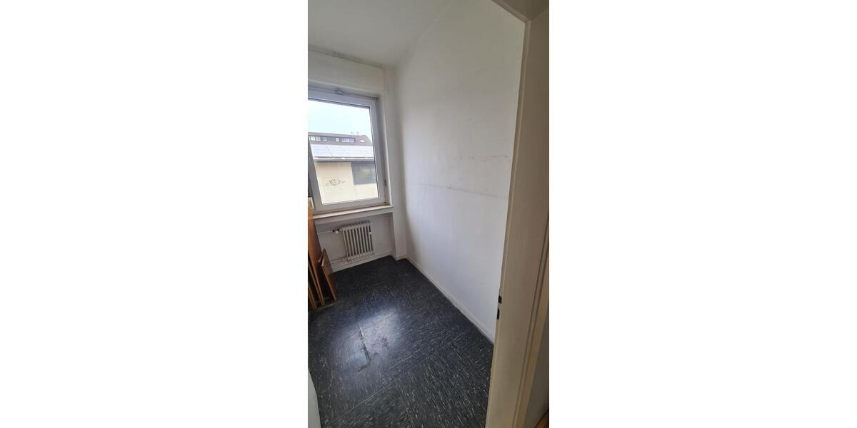 Büroräume + 4 Stellplätze außen zimmer