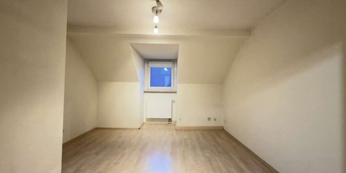 Gepflegte 3,5-Zimmer-Dachgeschosswohnung mit Einbauküche und Garage 3.5 zimmer