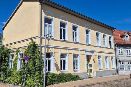 Traumhafte Haushälfte mit Wintergarten, Balkon und Stellplatz in zentraler Lage von Schwerin zu vermieten !!