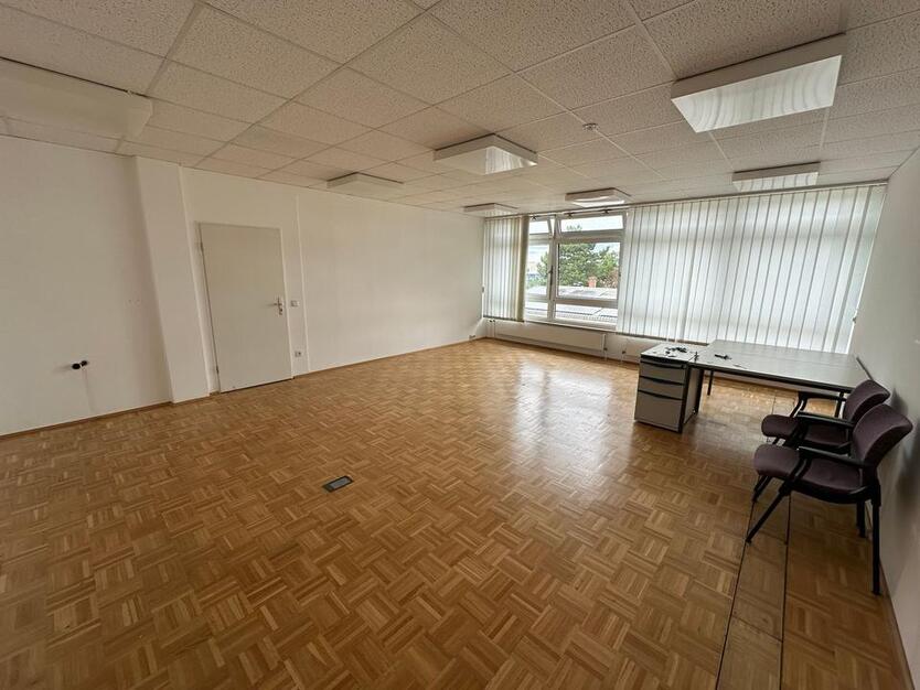 Stilvolle Bürofläche mit großzügiger Raumaufteilung zimmer