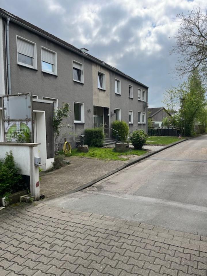 Rechteckige Gewerbehallte mit Büro und Parkplätzen