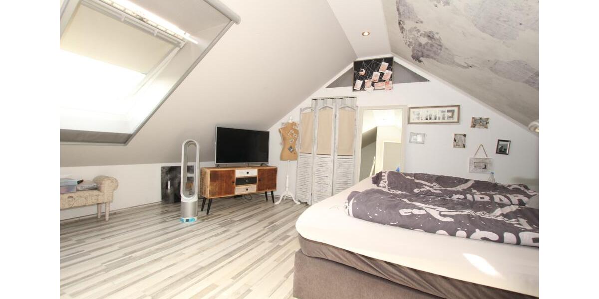 Dachgeschoßwohnung Bottrop Feldhausen - 4 Zimmer, 94 m&sup2;, 860&euro; | Angebot:25743434