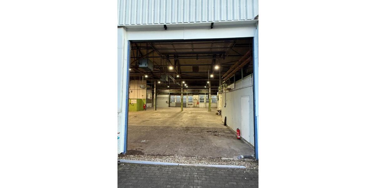 694 m² Lagerhalle mit Büro und Stellplätzen in zentraler Lage zimmer