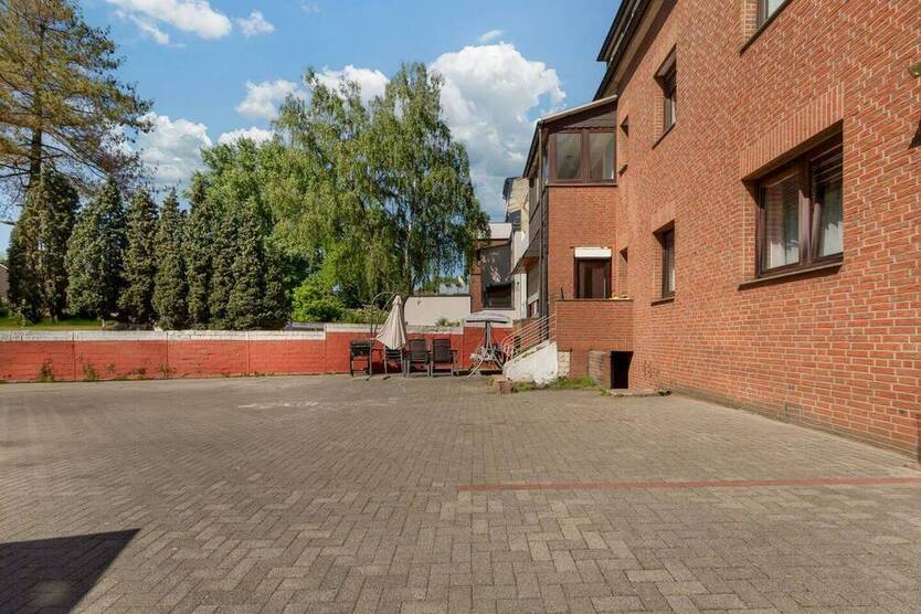 Attraktives Mehrfamilienhaus im Herzen von Oberhausen Dümpten mit Stellplätzen