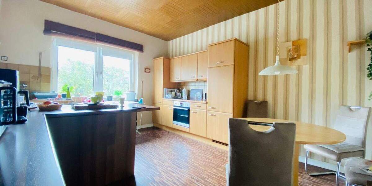 Attraktive Altbauwohnung in direkter Innenstadtlage mit PKW Garage 3 zimmer