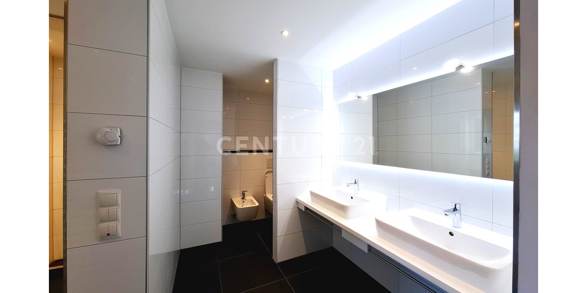 Exklusive, vollständig sanierte Wohnung mit großzügigem Raumgefühl und drei Balkonen 5 zimmer