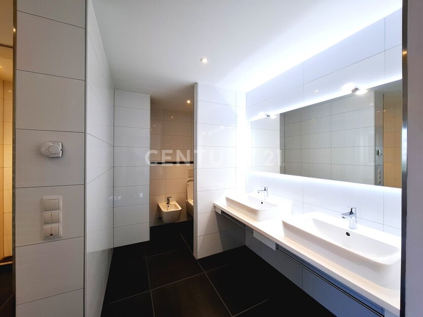 Exklusive, vollständig sanierte Wohnung mit großzügigem Raumgefühl und drei Balkonen 5 zimmer