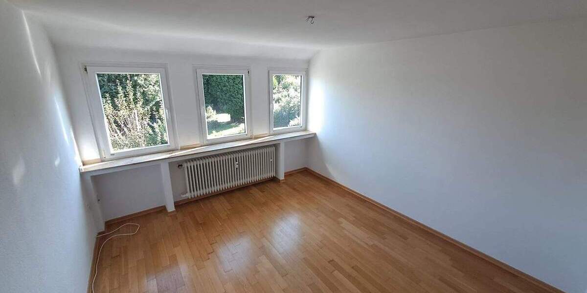 Zweifamilienhaus in ruhiger Lage und großzügigem Grundstück 7 zimmer