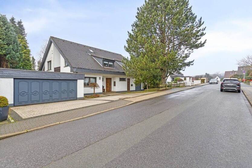 Großzügiges Einfamilienhaus mit ELW und tollem Grundstück in Tönisheide