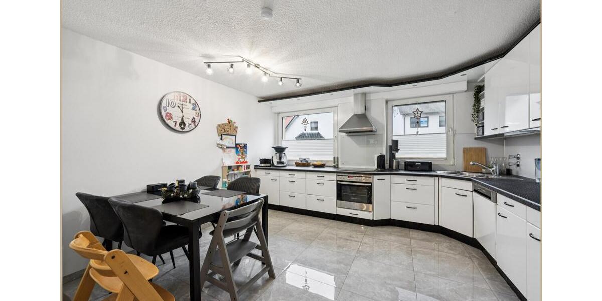 Großzügige 130qm Maisonette-Erdgeschosswohnung mit Garten, Terrasse, Balkon, Garage und Alarmanlage 4 zimmer