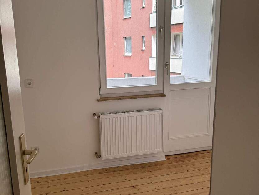 Renovierte, teilsanierte Wohnung mit zwei Zimmern in Duisburg-Neudorf 2 zimmer