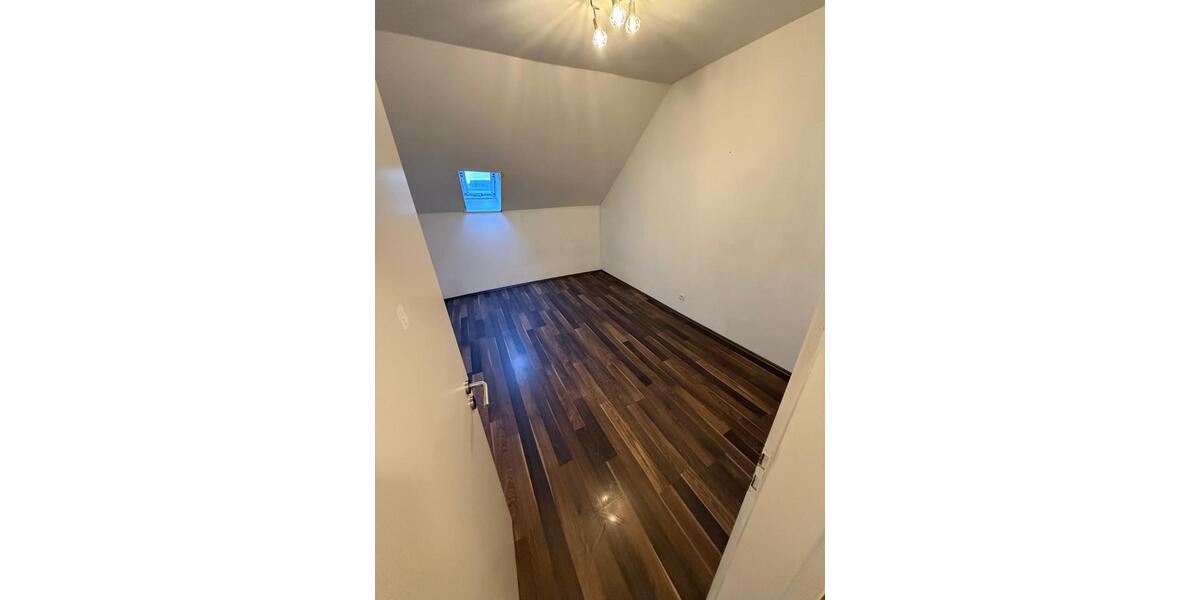 4 Zimmer Dachgeschosswohnung 75qm *frisch renoviert* 4 zimmer