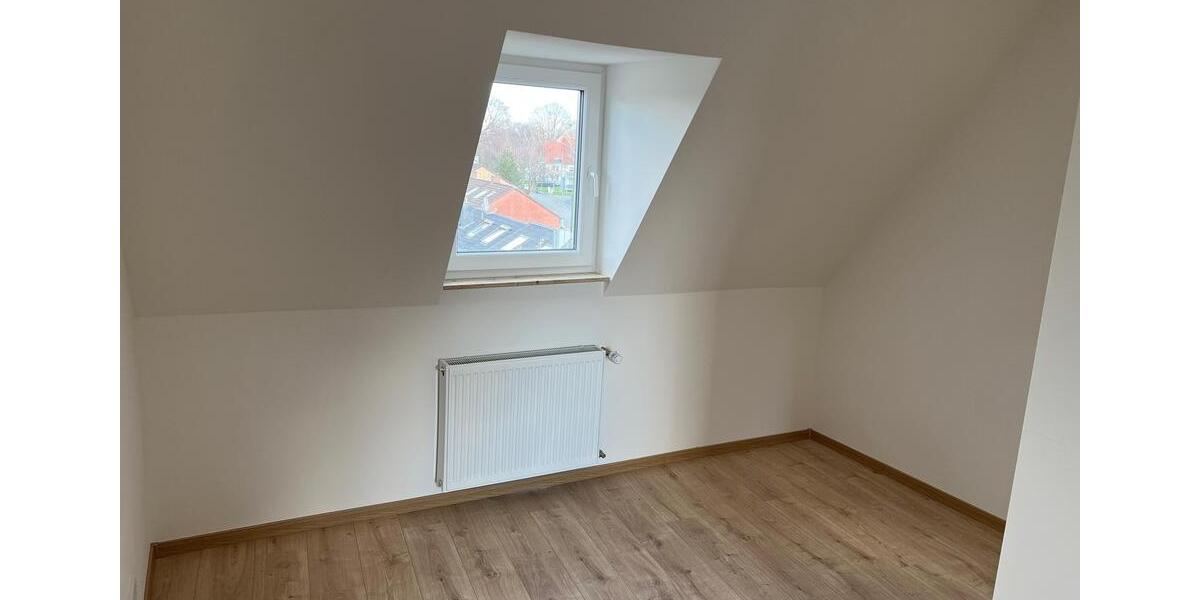 Komplett sanierte DG-Wohnung im Altbau (mit moderner Einbauküche) 3 zimmer