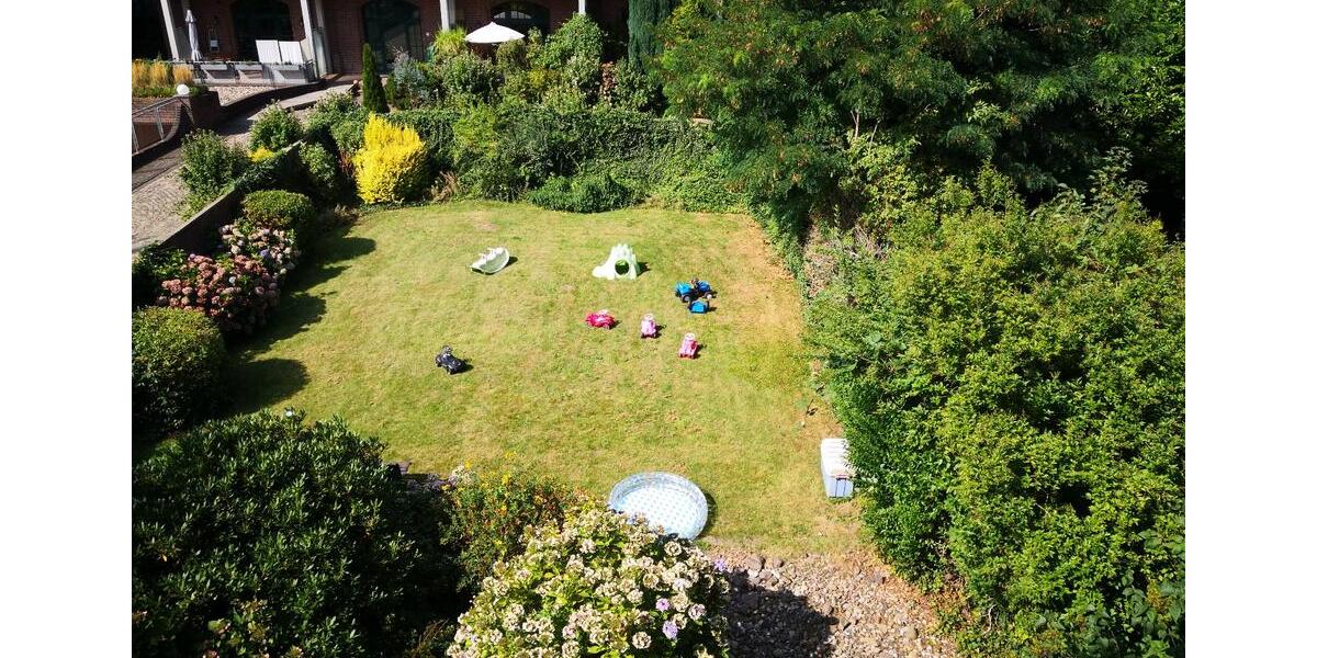 5 große helle Räume Parterre zentrumsnah, Garten und Parkplätze zimmer