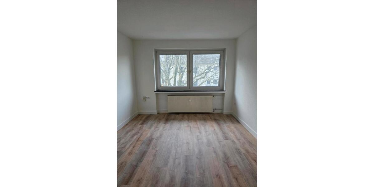 Frisch Renovierte Wohnung direkt an der Uni für 2er WG geeignet 2 zimmer