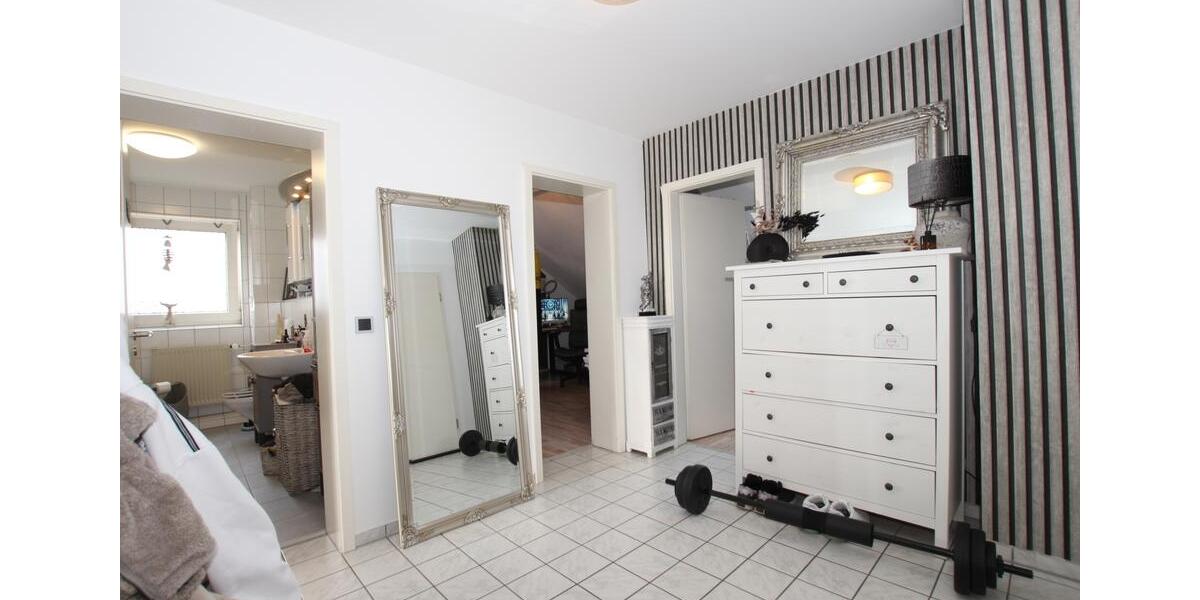 Dachgeschoßwohnung Bottrop Feldhausen - 4 Zimmer, 94 m&sup2;, 860&euro; | Angebot:25743434