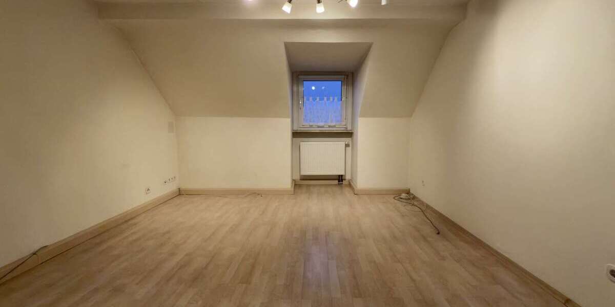 Gepflegte 3,5-Zimmer-Dachgeschosswohnung mit Einbauküche und Garage 3.5 zimmer