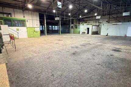 694 m² Lagerhalle mit Büro und Stellplätzen in zentraler Lage zimmer