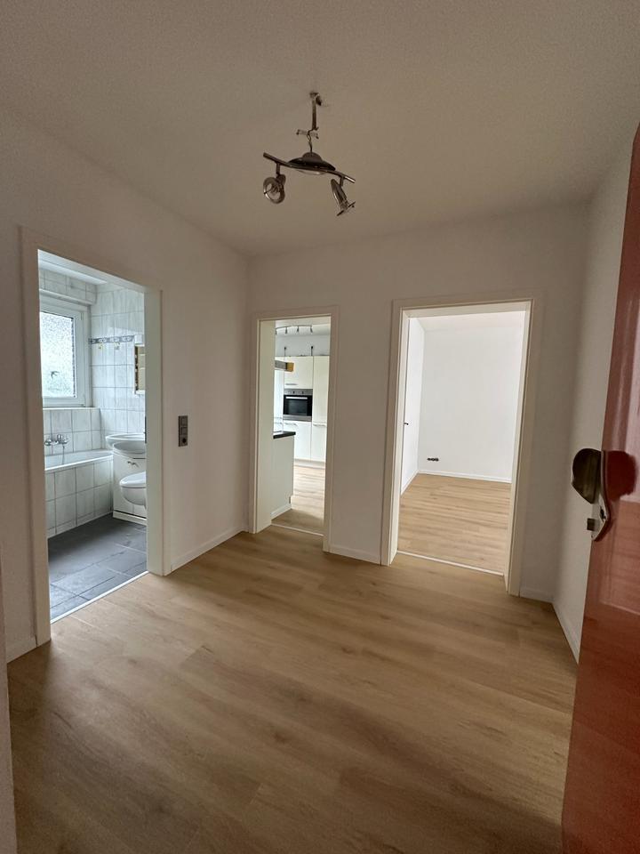 *Schöne* 2 Zimmer Wohnung mit Küche und Balkon