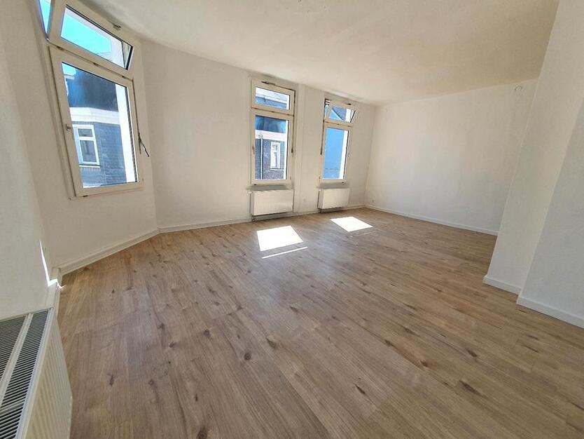Preiswerte, bezugsfertige 5 Zi. Wohnung 107 qm, 2 OG