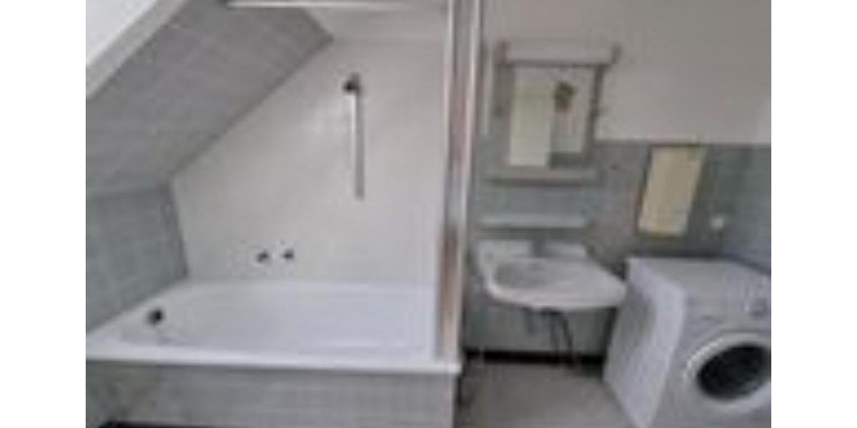 DG Wohnung im ruhigem + gepflegten Haus in grüner Lage + EBK 2 zimmer