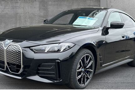 BMW i4 7.999 km 51.990 € Recklinghausen 45659